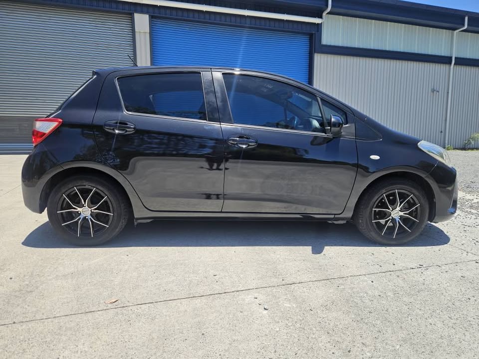 2017 Auto Toyota Yaris with low kms and easy finance 5.jpg